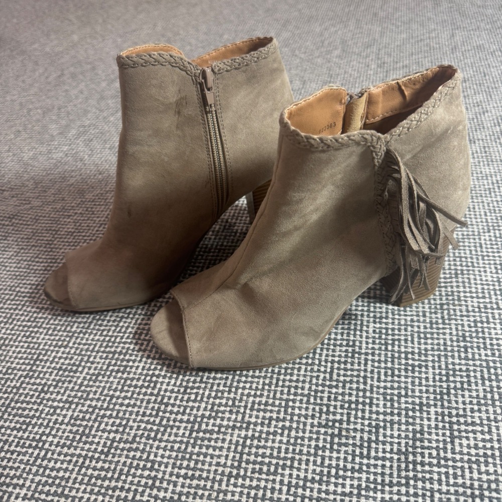 Womens Taupe Faux Suede Fringe Peep Toe Ankle Boots Stacked Block Heel Size 9